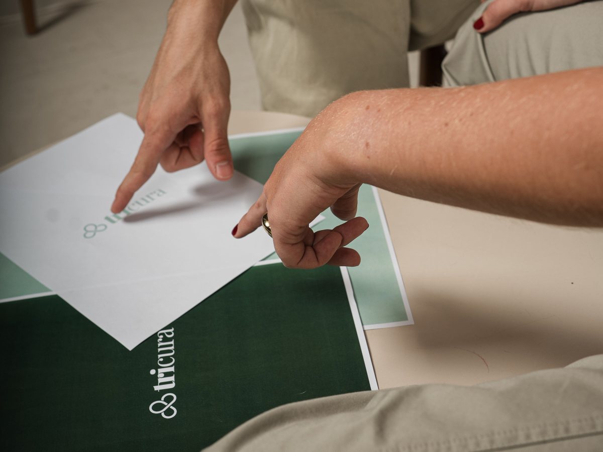 Twee mensen nemen samen een Tricura-document door aan tafel