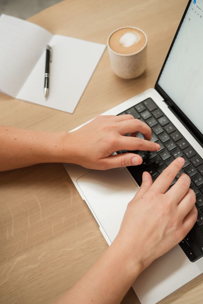 Verpleegkundige typt op laptop